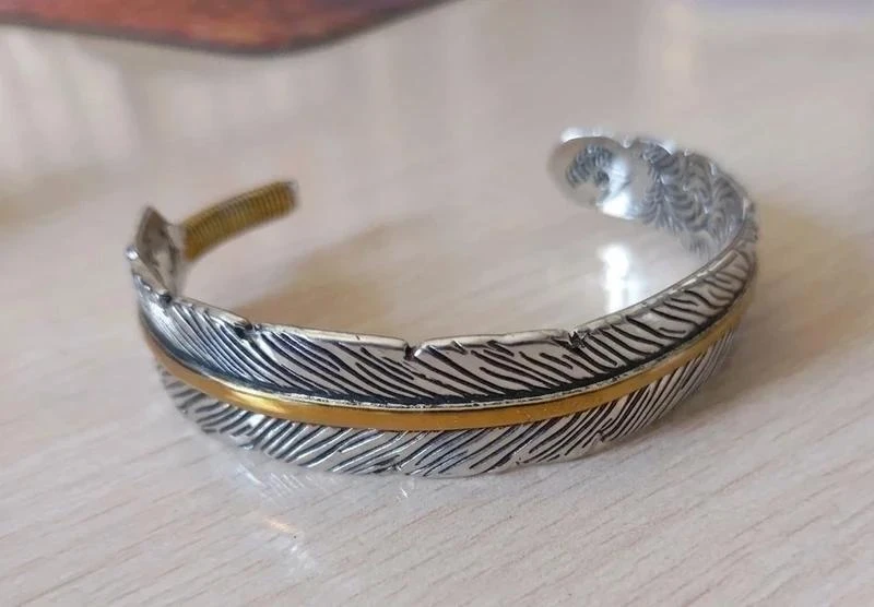 Brazalete "Pluma" Elegante: Ajustable y con Grabado Exclusivo 🪶 – photo 2